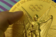 【悲報】東京オリンピックの金メダル、指でなでるだけで表面が剥げる