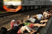 「線路に寝ると健康になる」西ジャカルタで大ブームの謎