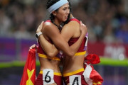 中国の陸上選手、番号６と４が抱き合う　→当局「６４・・・天安門！？」　写真が検閲対象に