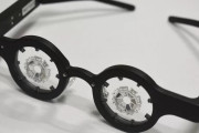 レーシック手術をしなくても1日1時間かけるだけで視力が回復する凄いメガネが登場　しかもオシャレ