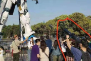 【画像】中国人さん、折角作ってもらったガンダムを破壊してしまう…