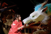 橋本環奈・白石萌音主演の舞台版『千と千尋の神隠し』舞台写真が公開！悪くなさそう