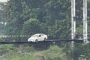 GPSを信じて「歩行者専用の吊り橋」を車で渡ろうとした女性