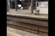 【動画あり】京阪電車の特急に爆竹を投げるガイジが撮影される