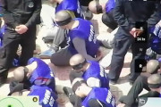 中国によるウイグル人強制連行の映像が拡散、「絶望的な光景…」