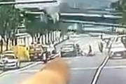 【動画】中国、工事現場の大型杭打ち機が転倒！通りがかった車の上に直撃、押し潰す！