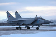 ロシア空軍のMiG-31BM迎撃戦闘機が堅牢なシェルターから発進！
