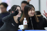 全日本フィギュア合宿に「坂本先生」登場！引退の坂本花織がコーチとしてリンクサイドへ、三宅咲綺選手を指導