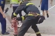 【動画】中国、火事現場に消防隊が到着も消火栓が開かない ！⇒ 全焼しました！