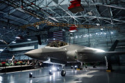 F-35とF-16Vで一人勝ちのロッキード、戦闘機のみでバックオーダーを3,000機以上積上げる