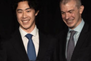 ネイサン・チェン、ITNYで感謝のスピーチ。グロスカップコーチとゲーブル氏の温かい眼差しを受け、笑顔と感動が会場を包む。