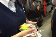 【画像】JKさん、電車の中でサラダを食べてしまうｗｗｗ