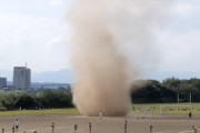 【動画】多摩川河川敷で発生した塵旋風、なかなかの大きさだった。
