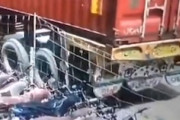 【動画】トレーラーの下で寝ていた2人が踏まれて亡くなった事故。