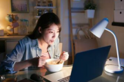 深夜ラーメンは老化の元？体内時計が狂うと食事が毒に！研究者が警告！