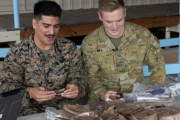 米海兵隊と豪空軍兵士が両軍のMRE(戦闘糧食)を食べ比べ！