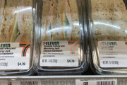 アメリカのセブンイレブン、このサンドイッチが２切れ６００円  [4/19]