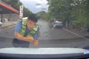 【動画】中国の交通警察、当たり屋をして大炎上ｗｗｗｗｗひでえｗｗｗｗｗ
