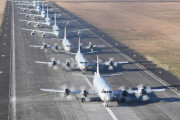 海自航空部隊がエレファントウォークを実施…鹿屋・厚木航空基地！