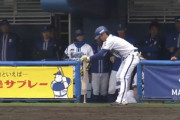 【悲報】度会隆輝さん、バットの重りが外れない