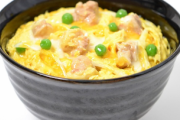 友達カップルに親子丼を作った。友達「美味しい！何入れたの？」私「マヨネーズ」友達彼氏「えっ…気持ち悪くなってきた…オエー！」→結果…