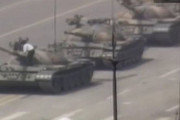 天安門事件の最も有名なシーン、戦車男の動画が発掘される…戦車に上るなど大胆な行動！
