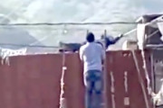 【動画】感電した仲間を助けに行こうとした男性が同じように・・・。