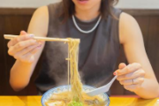 【悲報】ラーメン店にて20代女さん、大きな声でごちそうさまを叫んだだけで叩かれる