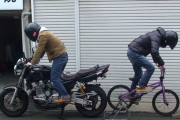 海外「日本人が自転車でバイクのエンジンをかけてるぞ」9年前に日本で撮られた動画が最近になって海外で話題に