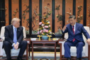 習近平、トランプより格上だと見せるために椅子の座面を上げた結果、足が浮いてしまう  [5/16]