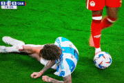 ◆悲報◆アルヘン代表デ・パウルさん、当たってもないのにコロコロしてたら背中にボールを蹴り当てられてしまいまた悶絶😭