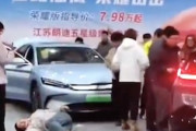 【動画】中国のモーターショーで展示EV車が暴走し人をはねてしまう事故。