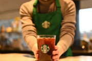 スタバが店内ドリンクをグラス提供へ！！ 紙ストローなんかより100倍ええやんけ
