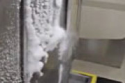 【動画】 奥羽本線、極寒吹雪で電車内が冷凍庫みたいになってるｗｗと衝撃走る 「霜ってレベルじゃねぇぞ！」