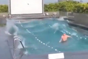 【動画】台湾、ホテル屋上のプールで泳いでいたら「地震」来た！ヤバい～！