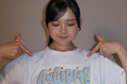 胸元を強調する松本わかにゃ
