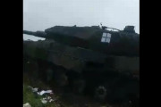 ロシア兵、最新レオパルド2A6戦車とブラッドリー装甲車の撃破現場で動画…1800万円初の獲得者誕生か？！