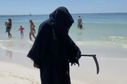 【悲報】アメリカのロックダウン中のビーチに鎌を持った死神が現れる