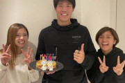 冨安健洋、23歳誕生日をなでしこ岩渕・長谷川に祝われる