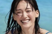 【悲報】綾瀬はるかさん(37)、スク水wwwwwwwwww