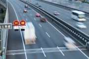【え？】国交省「高速道路の渋滞を減らしたいから混雑帯は料金高くするわ」