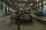ロシア軍兵器工廠で新造のT-72B戦車？…聖職者が聖水でお清め！