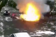 【動画】中国で走行中の電動バイクが突然爆発。