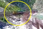 【動画】ダンプトラックが渡っていた橋が突然崩壊してしまう事故。（インド）
