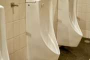 『男子用小便器』絶滅寸前へ　トイレは全部個室に