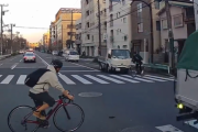 【動画】自転車に乗った学生がトラックにはねられてしまう事故　これは絶対回避できない…