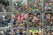 【悲報】フィギュアオタク界隈、フィギュアをケースの中にギュウギュウに詰め込む or 余白を残すのが良いのかで大荒れ