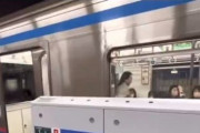 【悲報】女さん、駆け込み乗車に失敗してしまうｗｗｗｗ
