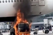 【動画】大損害。エアカナダB777の真下で車両が大炎上してしまう事故。