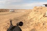【衝撃】ISIS員が乗るハイラックスをフルボッコにするアラブ人部隊の動画。